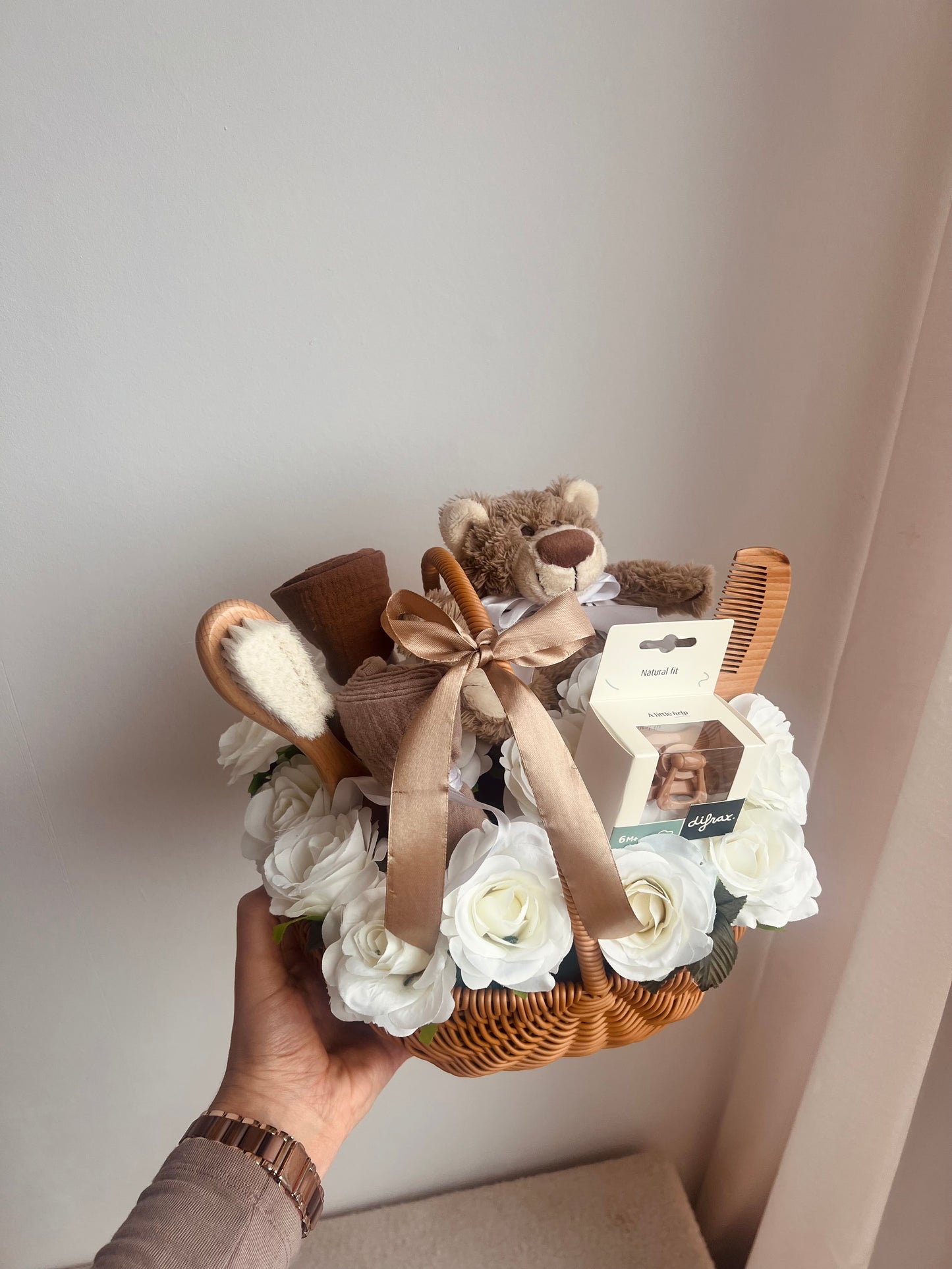 Luxe Babycadeaumand met Happy horse Knuffel & Essentials