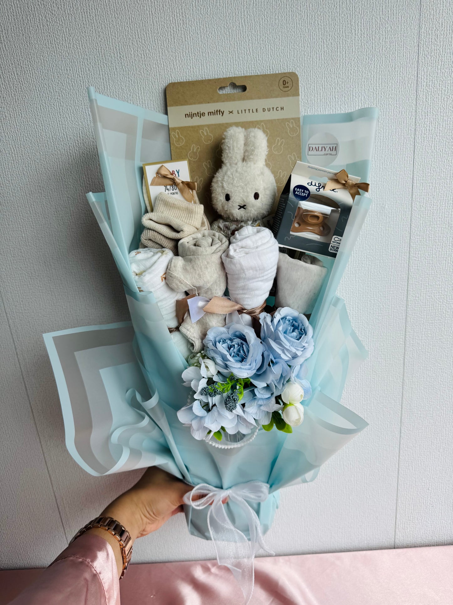 Luxe Babyboeket met Kunstbloemen en bedrukte romper – Origineel Kraamcadeau