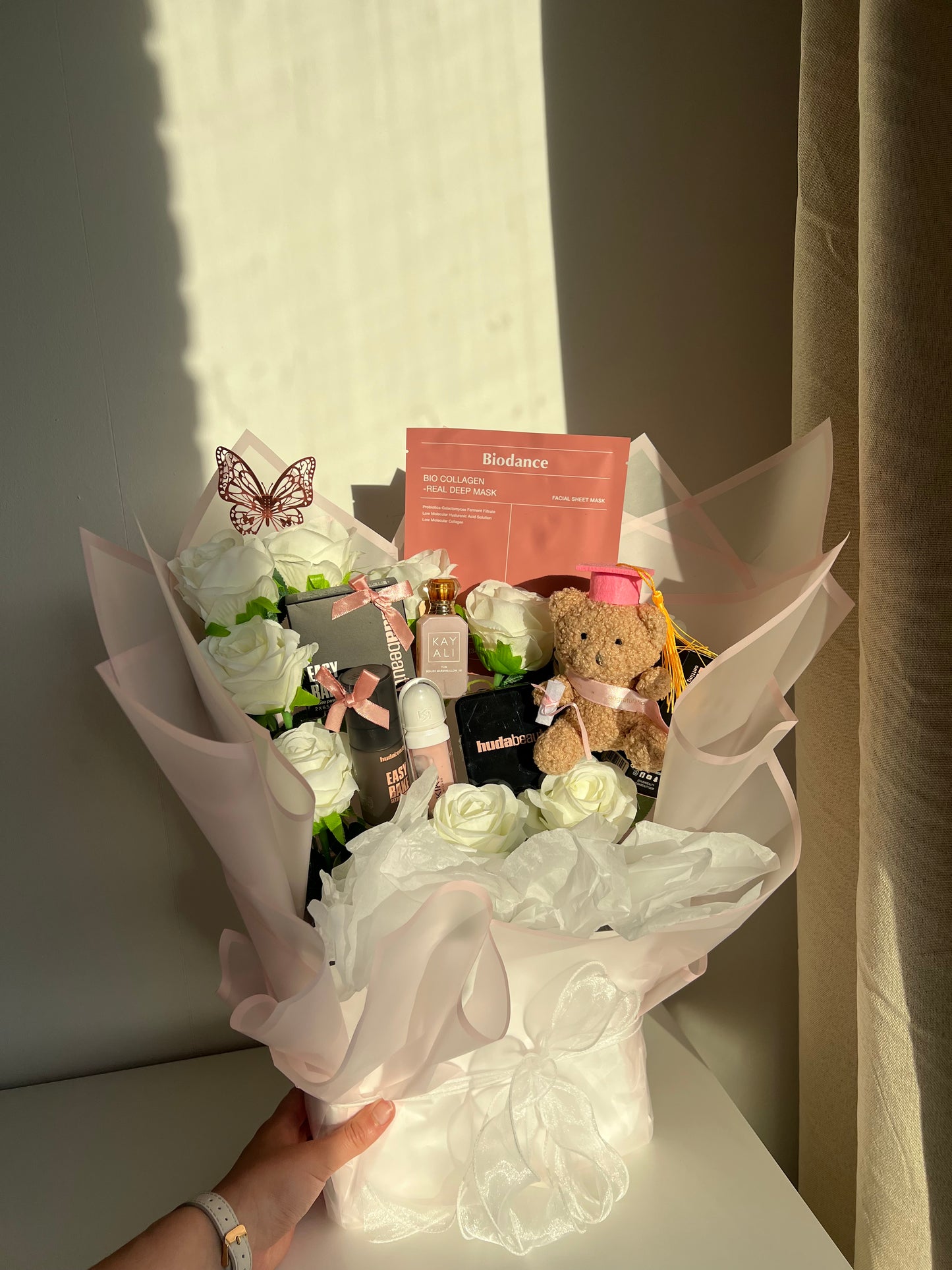 Geslaagd Luxe Kunstrozen Boeket met Huda Beauty Make-up – Forever Rozen Cadeau voor Haar