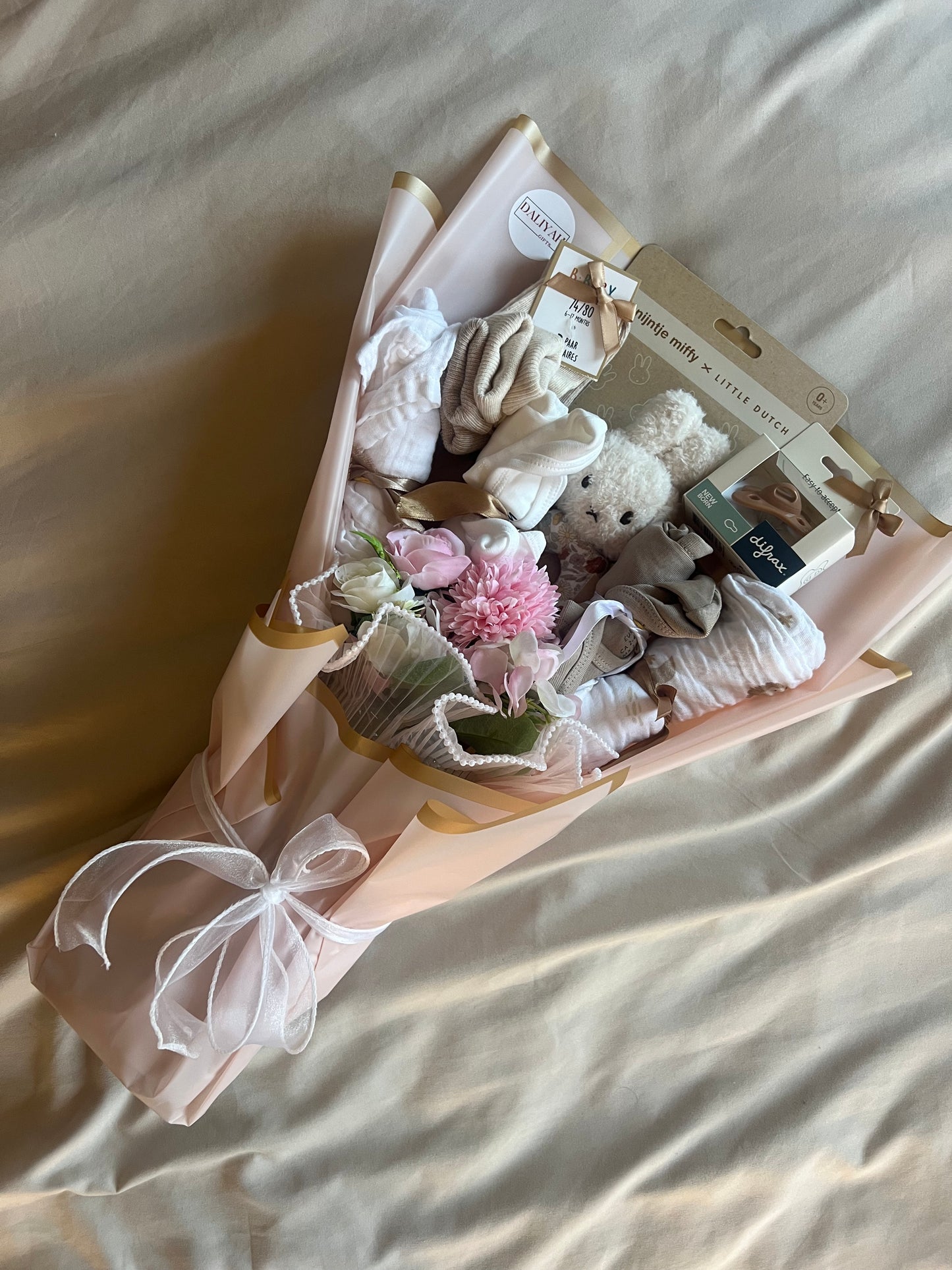Luxe nijntje Babyboeket met Kunstbloemen – Origineel Kraamcadeau