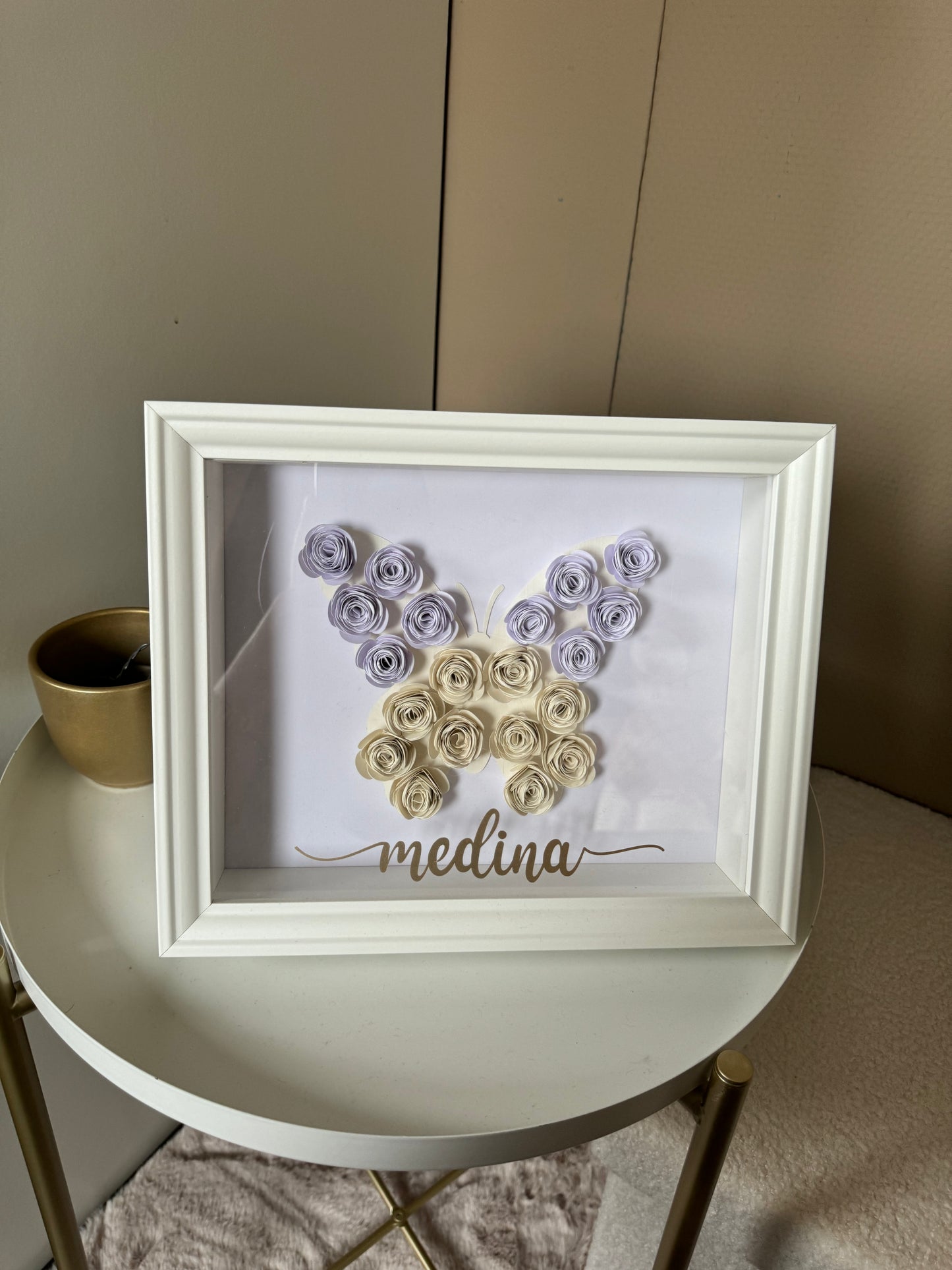 Boîte d'ombre à fleurs papillon avec nom