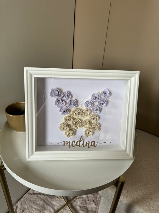 Boîte d'ombre à fleurs papillon avec nom