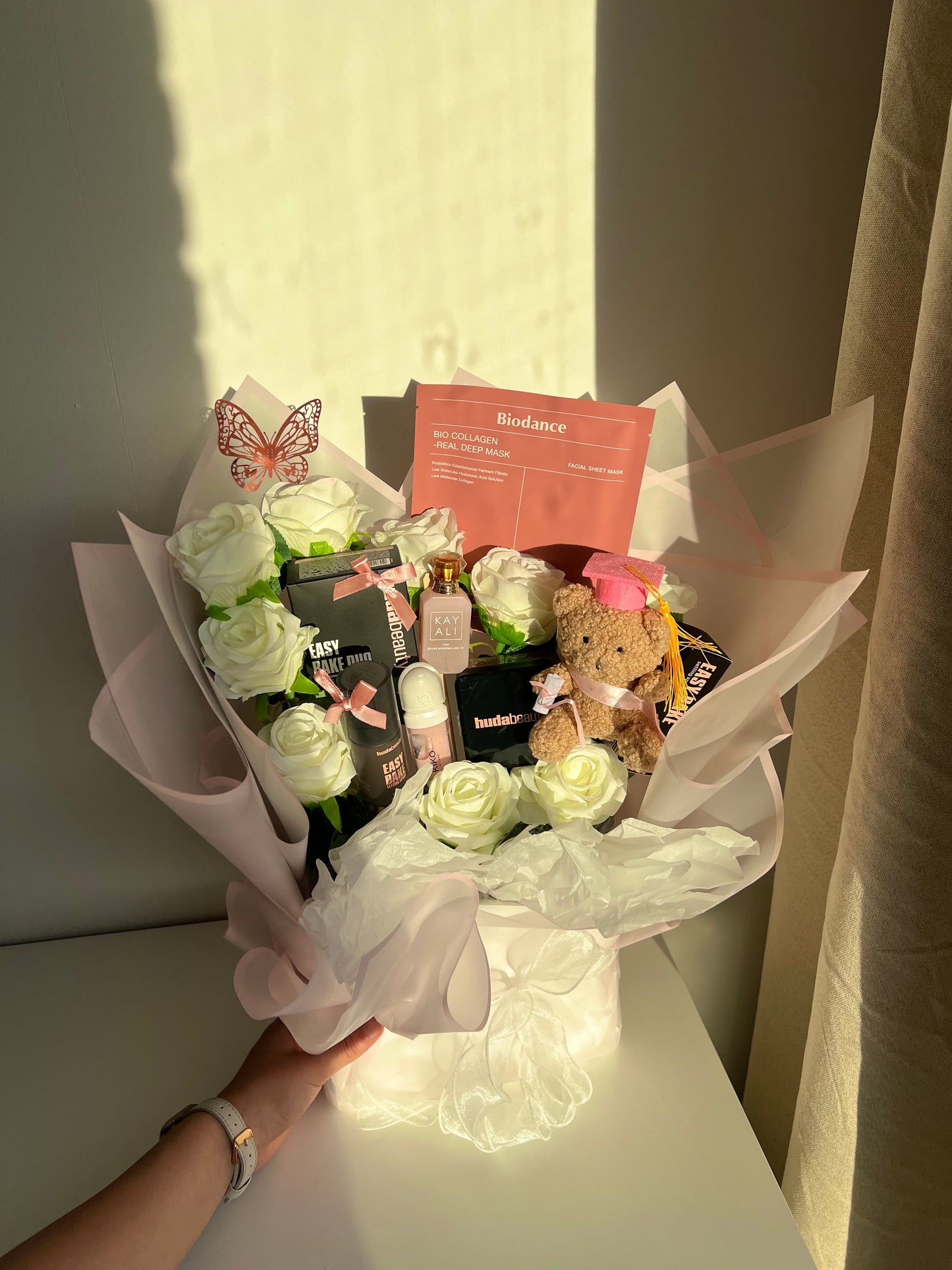 Geslaagd Luxe Kunstrozen Boeket met Huda Beauty Make-up – Forever Rozen Cadeau voor Haar