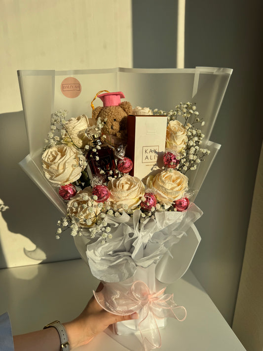Geslaagd boeket kayali parfum Forever roses  |