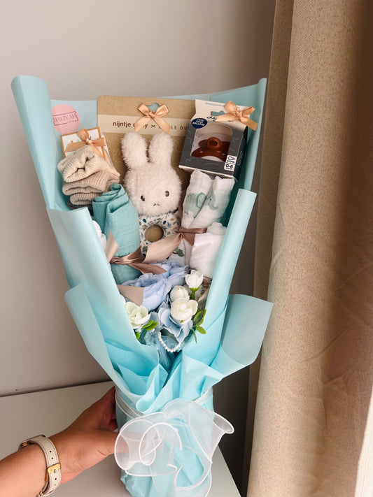 Luxe Babyboeket met Kunstbloemen en bedrukte romper – Origineel Kraamcadeau