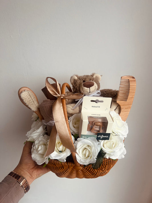 Luxe Babycadeaumand met Happy horse Knuffel & Essentials