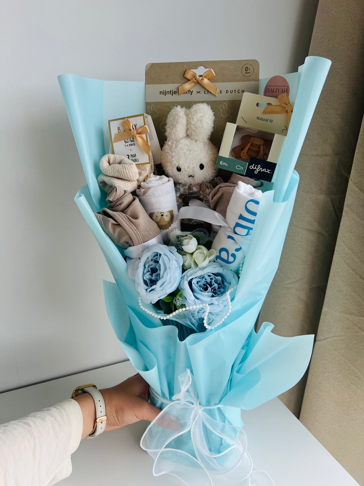 Luxe Babyboeket met Kunstbloemen en bedrukte romper – Origineel Kraamcadeau