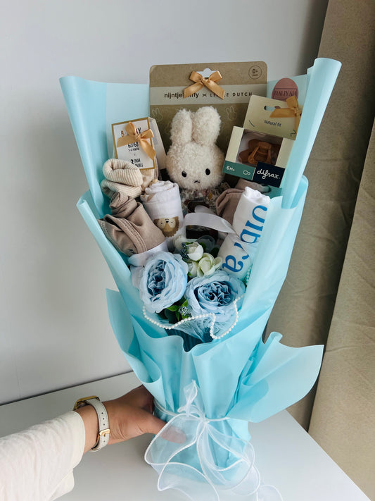 Luxe Babyboeket met Kunstbloemen en bedrukte romper – Origineel Kraamcadeau