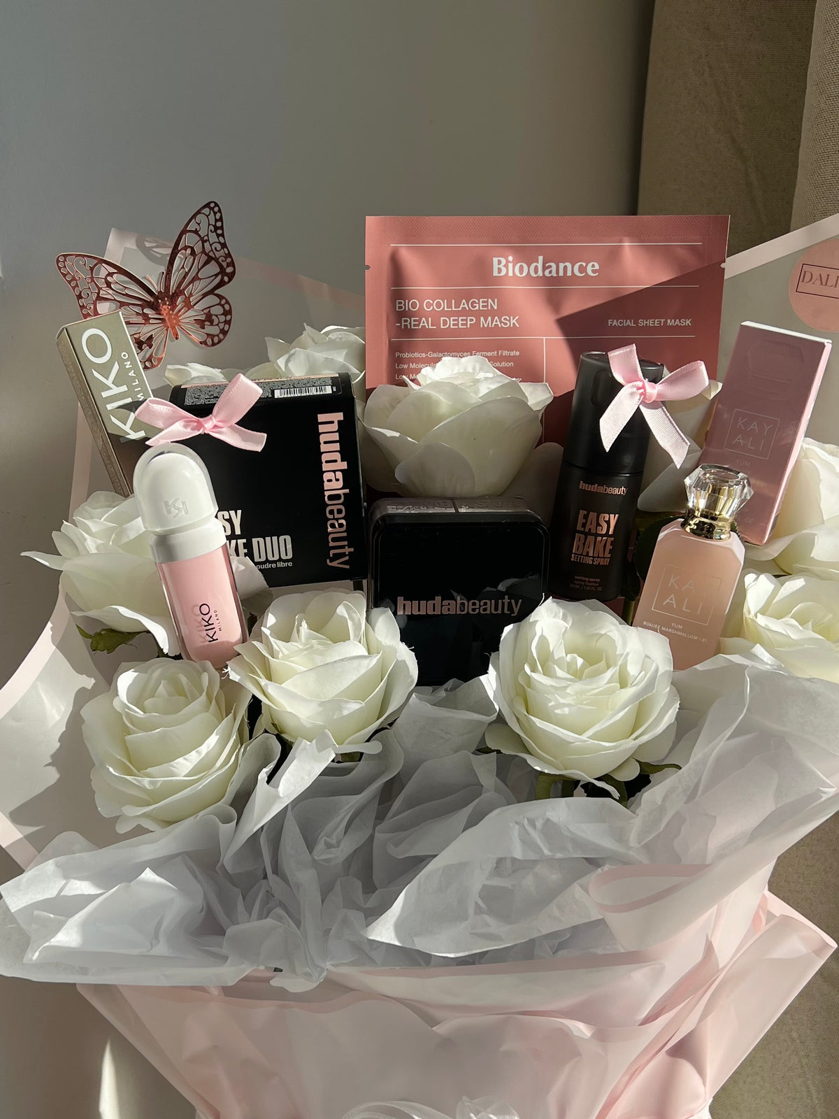 Luxe Kunstrozen Boeket met Huda Beauty Make-up – Forever Rozen Cadeau voor Haar