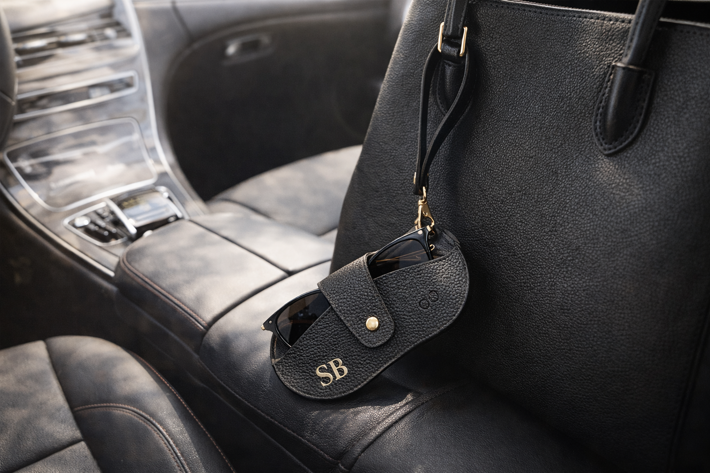 Gepersonaliseerd Brilhoesje met Initialen – Luxe Imitatieleer Beschermhoes