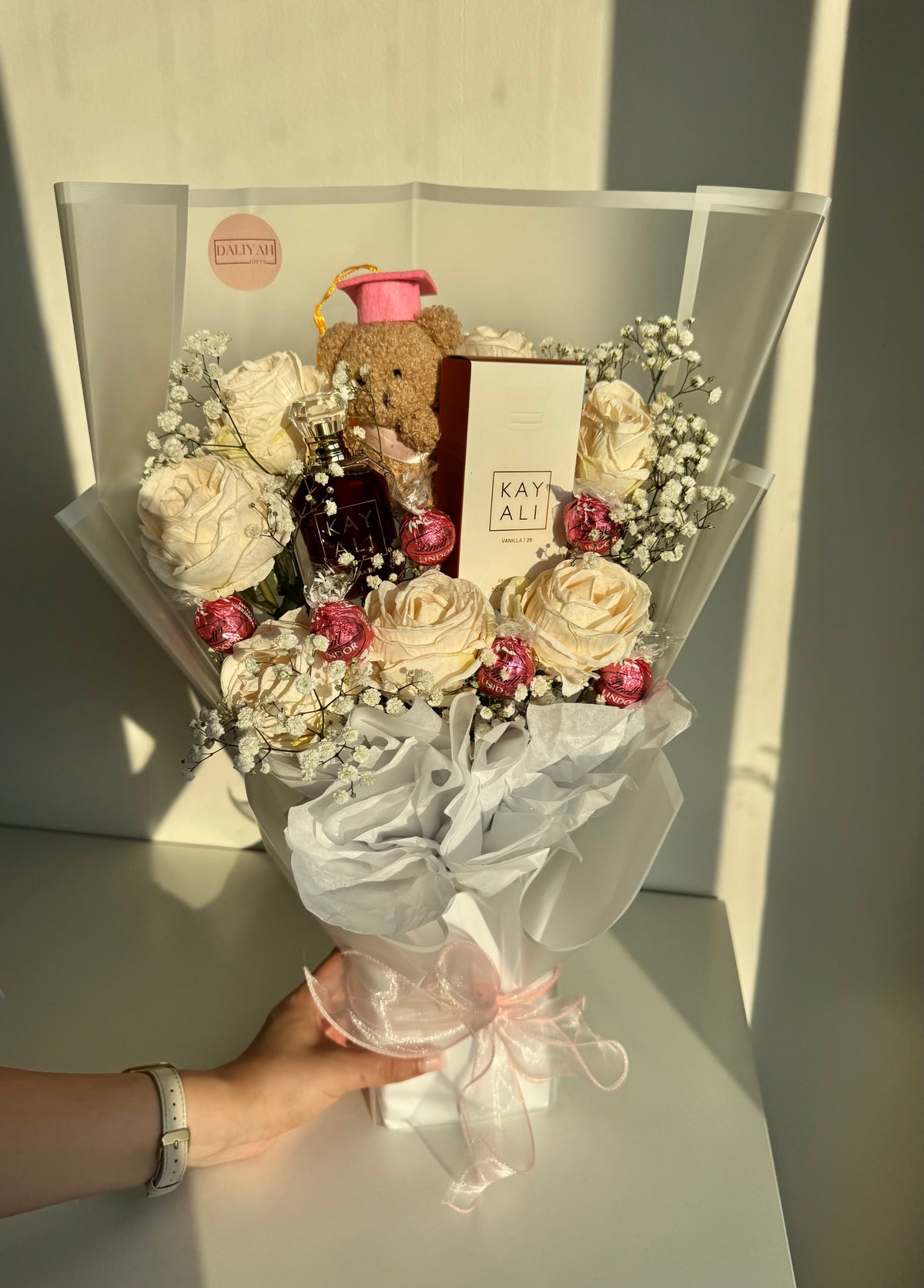 Geslaagd boeket kayali parfum Forever roses  |
