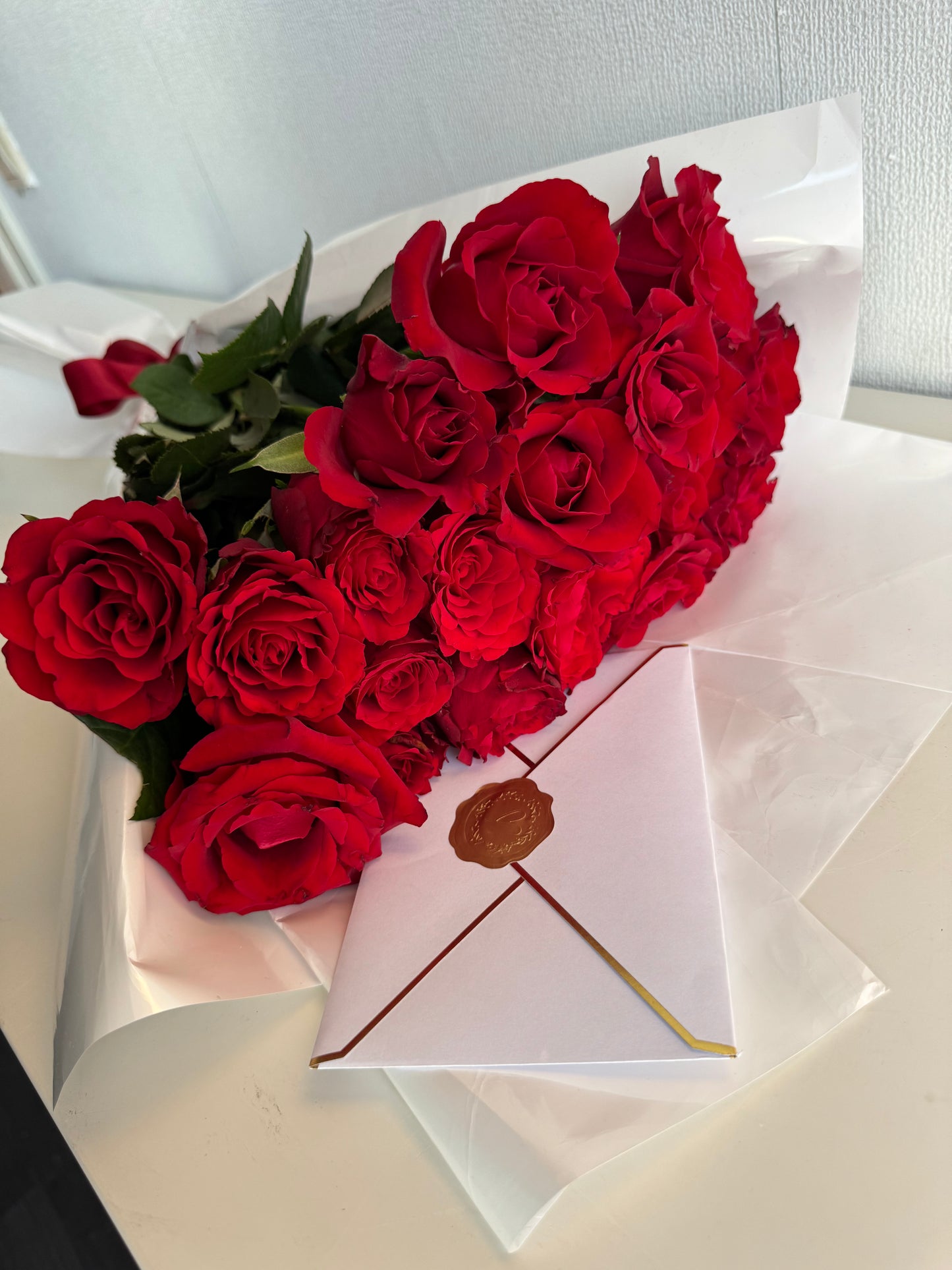 Bouquet de 20 roses rouges et enveloppe (à récupérer)